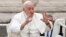 El papa Francisco tras una audiencia general semanal, en la Plaza de San Pedro en el Vaticano, el 15 de noviembre de 2023.