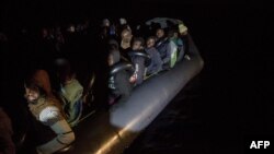 Des migrants à bord d'un bateau gonflable de l'organisation Proactiva Open Arms.