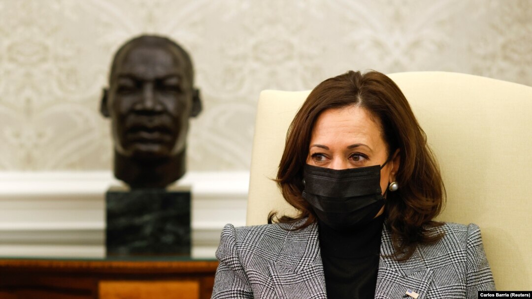 Wakil Presiden AS Kamala Harris saat menghadiri rapat dengan para senator bipartisan membahas investasi infrastruktur di Oval Office, Gedung Putih, Washington, 11 Februari 2021. (Foto: Carlos Barria/Reuters) 