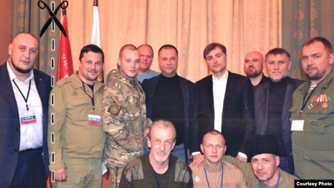 Roman Telenkovič (lijevo) sa Aleksejem Milčakovom (treći sa lijeva na desno i znakom “Rusicha” na ruci), Aleksandrom Borodaijem i savjetnikom ruskog predsjednika Vladislavom Šurkovom (u sredini). Izvor: ENOT Corp