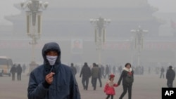 A man wears a mask on Tiananmen Square in thick haze in Beijing Tuesday, Jan. 29, 2013. Extremely high pollution levels shrouded eastern China for the second time in about two weeks. (AP Photo/Ng Han Guan)