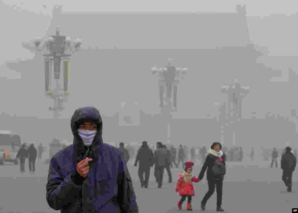  A man jogs along the deserted Marina Promenade as the skyline of Singapore's central business district in the background is covered in haze, June 21, 2013. 