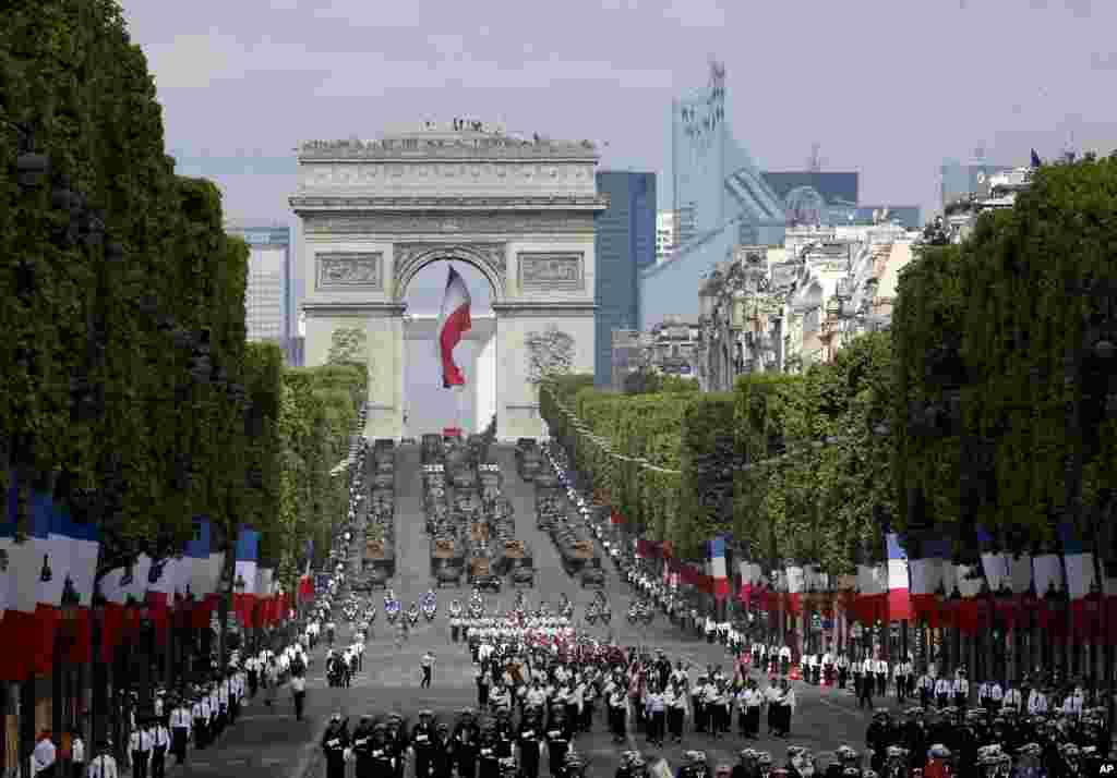 Para tentara berbaris di sepanjang jalan Champs Elysees di Paris, Perancis, sebagai bagian dari parade Hari Bastille.
