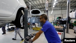 Un Algérien assemble une Volkswagen à Relizane, Algérie, le 27 juillet 2017.