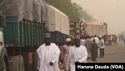 Jama'a suna tururuwa zuwa wajen bikin bude hanyar Bama, bayan da ta jima a rufe, sanadiyyar hare-haren Boko Haram
