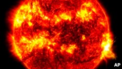 Esta imagen proporcionada por el Observatorio de Dinámica Solar de la NASA muestra una llamarada solar, el brillante destello de la derecha, el martes 14 de mayo de 2024.