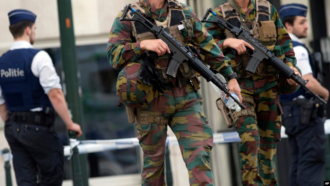 Tentara Angkatan Darat Belgia berpatroli dalam sidang pengadilan Mohamed Abrini, tersangka serangan di Paris dan Brussels. (Foto: dok.)