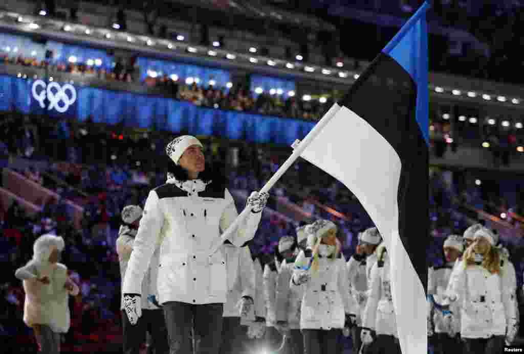 رژه ورزشکاران جمهوری استونی با پرچم کشورشان - سوچی، هفتم فوریه