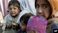 Children from the flood-affected area of Kalam, in Pakistan's Swat Valley, rest in Bahrain, Pakistan as they relocate ahead of the upcoming winter, Nov 1, 2010 (file photo)