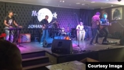 Jon Delinger in live performance at Hard Rock Cafe