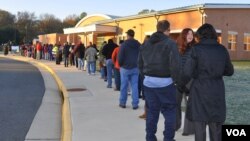 Eleitores americanos na cidade de Manassas na Virginia em linha de espera para a votação - 6 de Novembro 2012