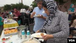 Members of Masjid al-Fatiha, a mosque in Azusa, California, sharing a meal of Middle Eastern and Thai food as they celebrate the Muslim festival of Eid al-Adha, Sept. 12, 2016. (VOA/ M. O'Sullivan) 