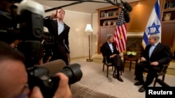 美國國務卿克里與以色列總理內塔尼亞胡會談。(資料照片)