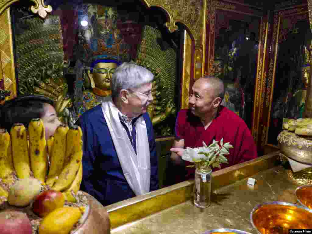 布兰斯塔德大使在拉萨大昭寺与僧人交谈。(美国大使馆照片)