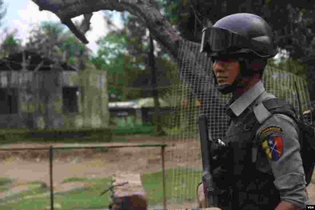 ခရိုင္အုပ္ခ်ဳပ္ေရးရံုးအနီး လံုၿခံဳေရးတဦး