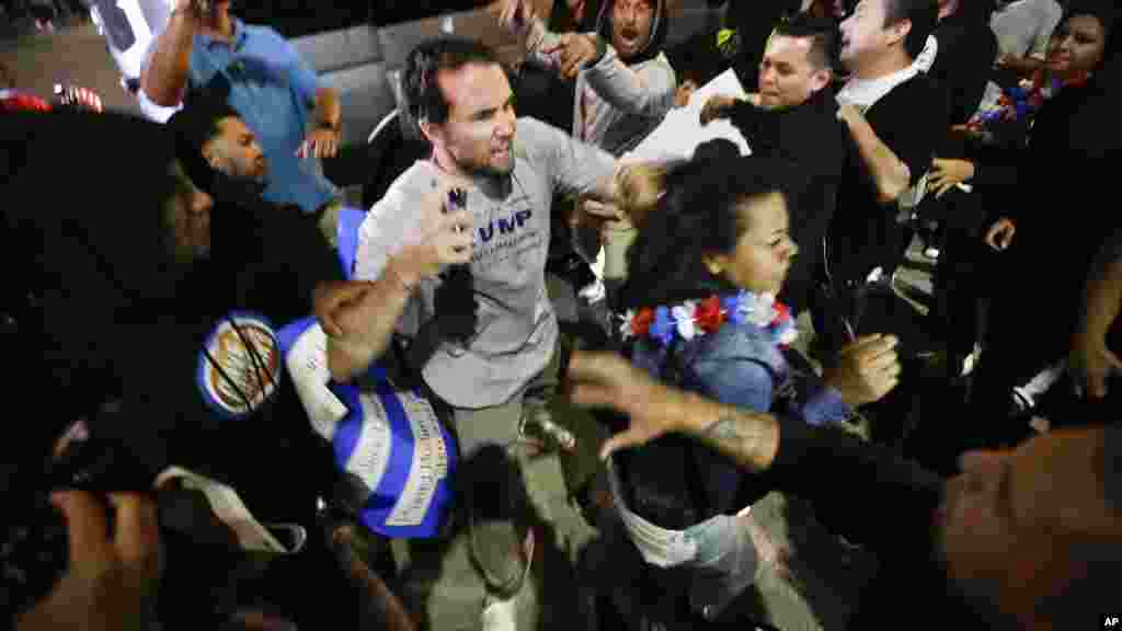 Affrontements entre un surporter de Trump et les manifestants à Costa Mesa, 28 avril 2016.