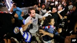 Mfuasi wa Trump akipambana na waandamanaji nje ya mkutano wa mgombea wa urais wa Republican, Donald Trump.