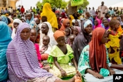 Kamerun memperingati Hari Kebersihan Menstruasi Dunia pada akhir Mei (28/5) dengan membagikan pembalut yang dapat digunakan berulang kepada ratusan anak perempuan miskin yang kehilangan tempat tinggal akibat terorisme dan krisis separatis di negara itu. (Foto: AP)