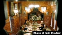 Sebuah restauran di salah satu negara Timur Tengah sebagai ilustrasi. (Foto: Reuters/Khaled al-Hariri)
