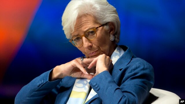 La directora del Fondo Monetario Internacional, Christine Large, escucha al presidente del Banco Mundial, Jim Yong Kim, en Lima, Perú.