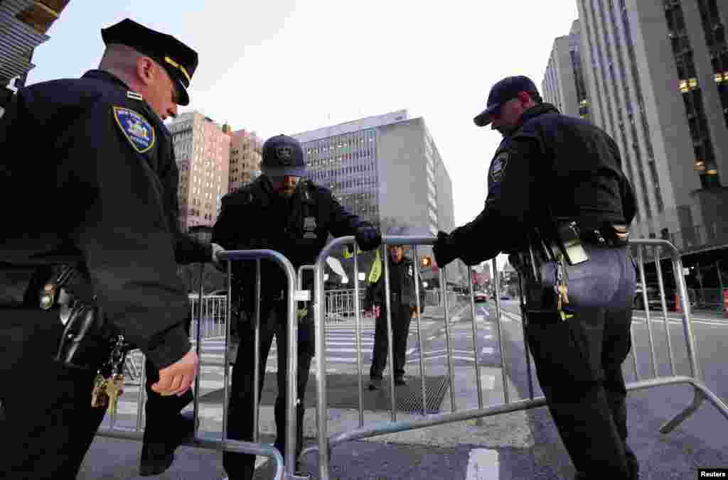 Funcionarios de los tribunales del estado de Nueva York instalaron barricadas frente al Tribunal Penal, luego de que el expresidente Donald Trump afirmara que esperaba ser arrestado el martes y llamara a sus seguidores a protestar, el 22 de marzo de 2023.&nbsp;