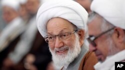 Ulama terkenal Shiah Bahrain, Sheikh Isa Qassim (tengah/foto: dok).