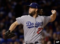 Clayton Kershaw (22) abridor de los Dodgers, lanza la pelota en la primera entrada del quinto juego de la NLCS contra los Cachorros de Chicago. Oct. 19, 2017.