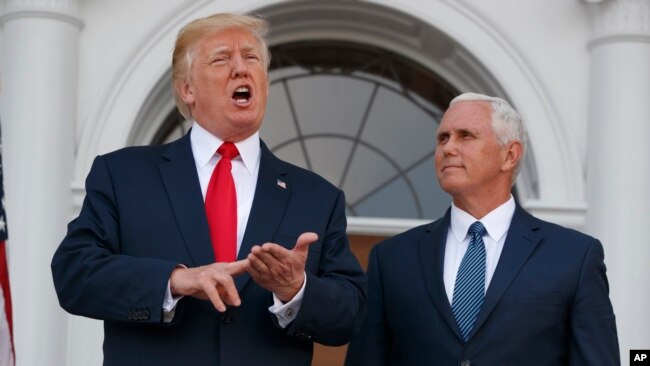 El presidente Donald Trump, acompañado del vicepresidente Mike Pence, habla con periodistas antes de reunirse con su equipo de seguridad nacional en su Club Nacional de Golf en Bedminster, Nueva Jerse. Agosto 10 de 2017.