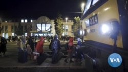 As Many Ukrainians Flee, a Few Return