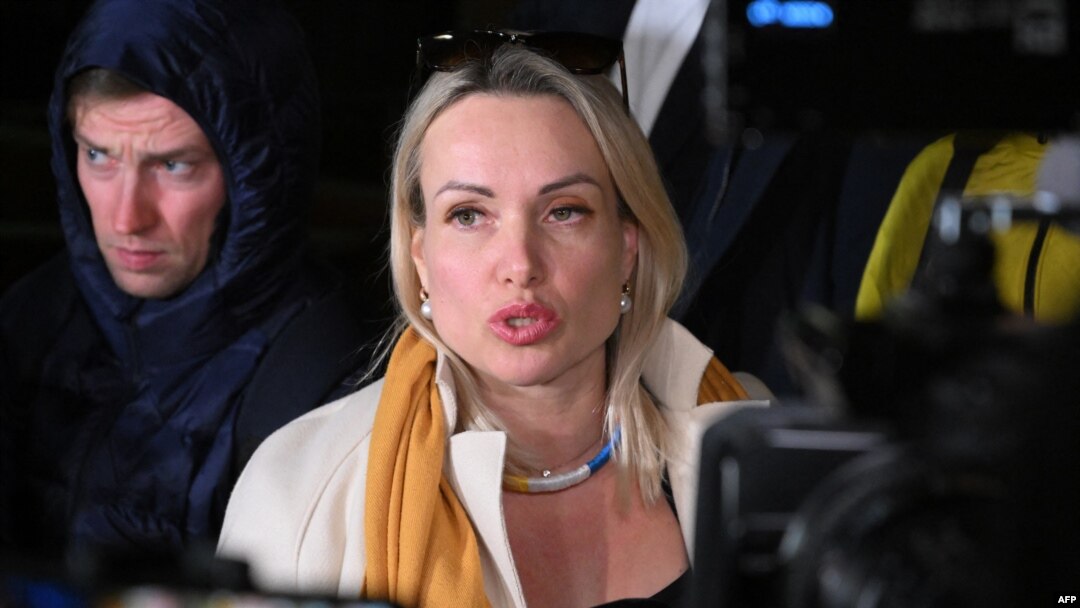 Marina Ovsianikova razgovara sa novinarima nakon što je napustila Oblasni sud na kom je kažnjena novčanom kaznom od 30.000 rubalja (oko 280 dolara) zbog povrede zakona o protestovanju, u Moskvi, 15. marta 2022.