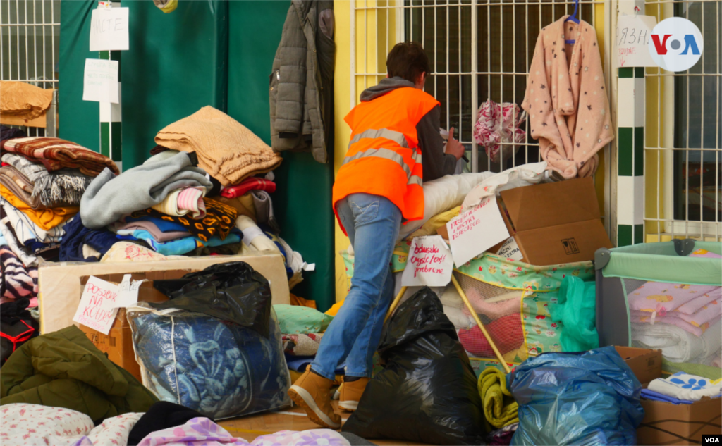 Las donaciones para los refugiados se acumulan en una de las habitaciones del pabellón deportivo de la escuela. La mayoría de estos insumos son material para el aseo personal.