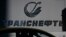 Logo bên ngoài tập đoàn đường ống dẫn dầu Transneft của Nga ở Moscow trong bức ảnh được chụp hôm 15/3. IEA dự báo rằng khoảng 3 triệu thùng dầu mỗi ngày của Nga sẽ không tìm được đường ra thị trường vào tháng sau vì các lệnh cấm vận.