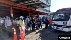 Los salvadoreños aglomeraron en el punto de buses de la ruta 152 y 42 en San Salvador. [Foto: Cortesía]