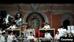 Gamelan Nata Suara memainkan gamelan buatan AS. (Foto: Nata Suara)