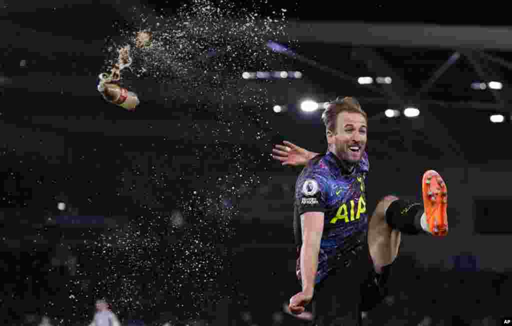Tottenham&#39;s Harry Kane celebrates after scoring the second goal during the English Premier League soccer game between Brighton and Tottenham Hotspur at the Falmer stadium in Brighton, England, March 16, 2022.