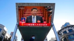 Presiden China Xi Jinping terlihat dalam siaran langsung upacara pembukaan Kongres Rakyat Nasional di sebuah mal pada 5 Maret 2022, di Beijing. (Foto: AP)