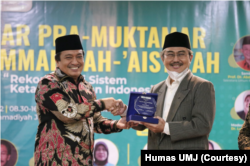 Rektor UMJ, Dr. Ma’mun Murod (kiri) menyerahkan plakat kepada Prof. Dr. Jimly Ash-Shiddiqie, Rabu(16/3). (Foto: Humas UMJ)