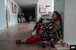 Anastasijaa Erašova plače dok grli svoje dete u hodniku bolnice u Mariupolju, Ukrajina, 11. marta 2022. Anastasijino drugo dete je ubieno tokom ruskog granatiranja grada (AP Photo/Evgeniy Maloletka).