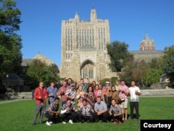 Indriyo Sukmono, pengajar bahasa Indonesia untuk penutur asing di Universitas Yale, New Haven, Connecticut bersama murid-muridnya. (Foto: dokumentasi pribadi)