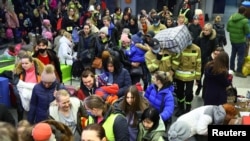 پناهجویان اوکراینی در ایستگاه قطار برلین توسط داوطلبان راهنمایی می‌شوند - ۱۵ مارس ۲۰۲۲