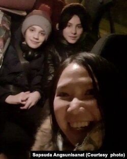 Sapsuda Angsunisanat (right), a Thai graduate student living near Hamburg, Germany, is in a car with Ukrainian refugees she picks up from earlier.