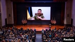 Presiden Ukraina Volodymyr Zelenskyy menyampaikan sambutan secara virtual, di hadapan anggota Kongres AS di Washington, D.C., Rabu, 16 Maret 2022. (J.Scott Applewhite/Pool via REUTER)