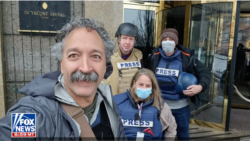 福克斯新闻提供的照片显示，摄影师皮埃尔·扎克热斯基与同事在基辅工作。