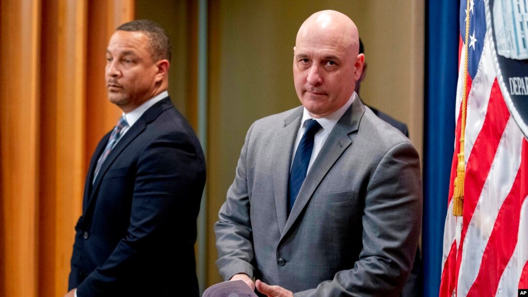 Jaksa Agung AS Breon Peace (kiri) dan Alan Kohler Jr., asisten direktur divisi kontraintelijen FBI, tiba di konferensi persi di Departemen Kehakiman AS di Washington, pada 16 Maret 2022. (Foto: AP/Andrew Harnik)