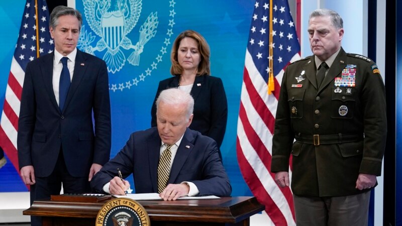 Le président Biden autorise un envoi massif d'assistance militaire à l'Ukraine