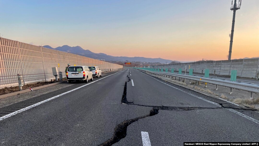 Sebuah jalan di Jepang terlihat retak setelah gempa mengguncang Jepang, sebagai ilustrasi. (Foto: NEXCO East Nippon Expressway Company Limited via AFP)
