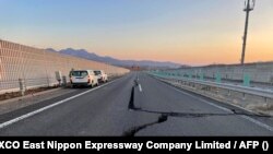 Sebuah jalan di Jepang terlihat retak setelah gempa mengguncang Jepang, sebagai ilustrasi. (Foto: NEXCO East Nippon Expressway Company Limited via AFP)