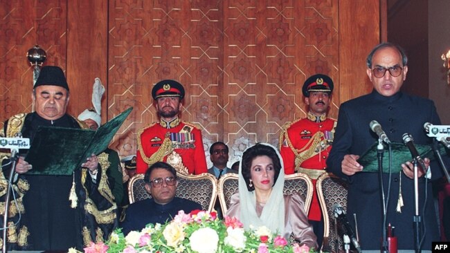 صدر فاروق احمد لغاری اپنے عہدے کا حلف اٹھاتے ہوئے۔ وزیر اعظم بے نظیر بھٹو بھی موجود ہیں۔