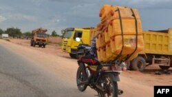 À plus de 100 dollars le baril, les cours de l'or noir ont atteint au début de la guerre leur plus haut niveau depuis dix ans, doublant les prix du carburant en Afrique.