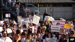 Manifestantes protestan frente a un centro judicial en San Salvador, El Salvador luego de un fallo judicial a favor del juez Eduardo Jaime Escalante Díaz acusado de abusar sexualmente de una niña de 10 años. [Foto de archivo]